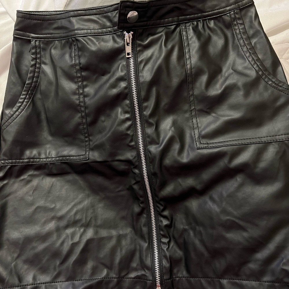 Leather zip skirt - new medium